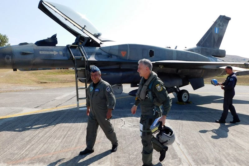 Ο Α/ΓΕΑ στη Λάρισα για πτήση με F-16 στο Αιγαίο και φόντο τη δυσαρέσκεια των ιπταμένων για τις περικοπές στο πτητικό